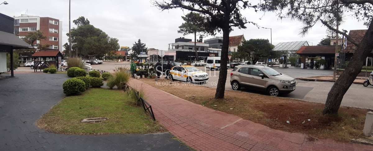 Local Comercial ID.30069 - Local en Alquiler a mts. de Arocena Próximo Ancap y Hotel Casino Carrasco.-