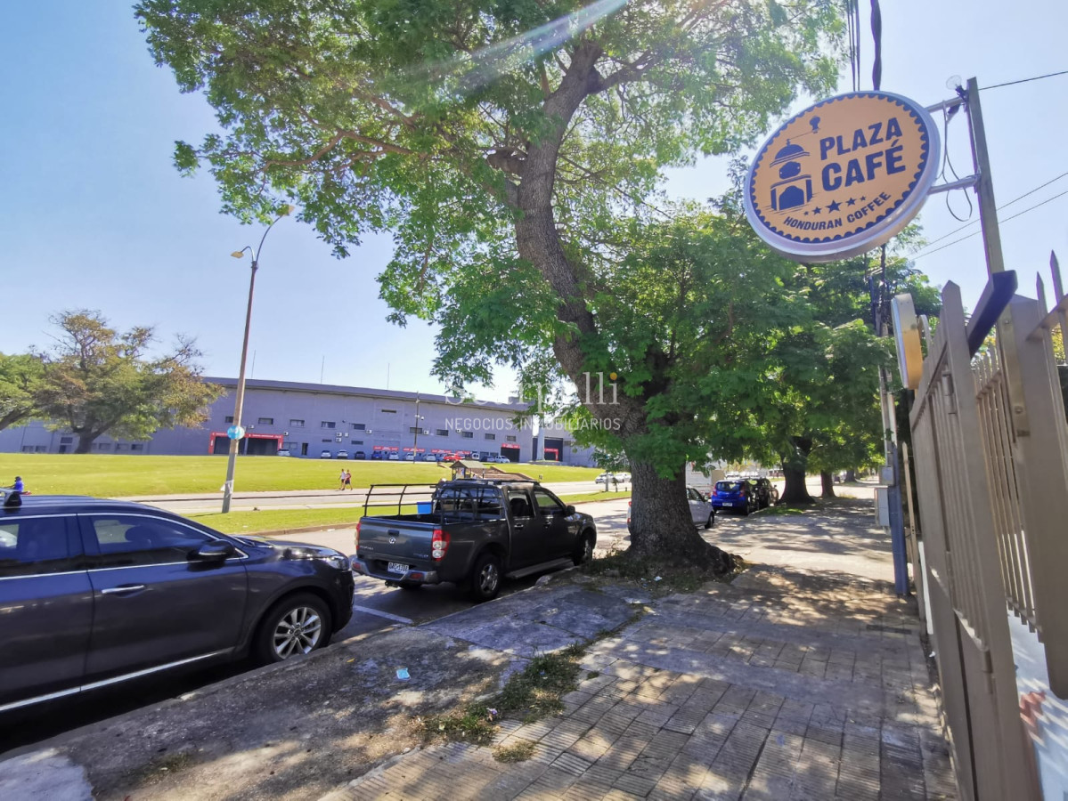 Local Comercial ID.36625 - Venta Llave local gastronómico en Parque Batlle totalmente equipado Nuevo como a estrenar.-