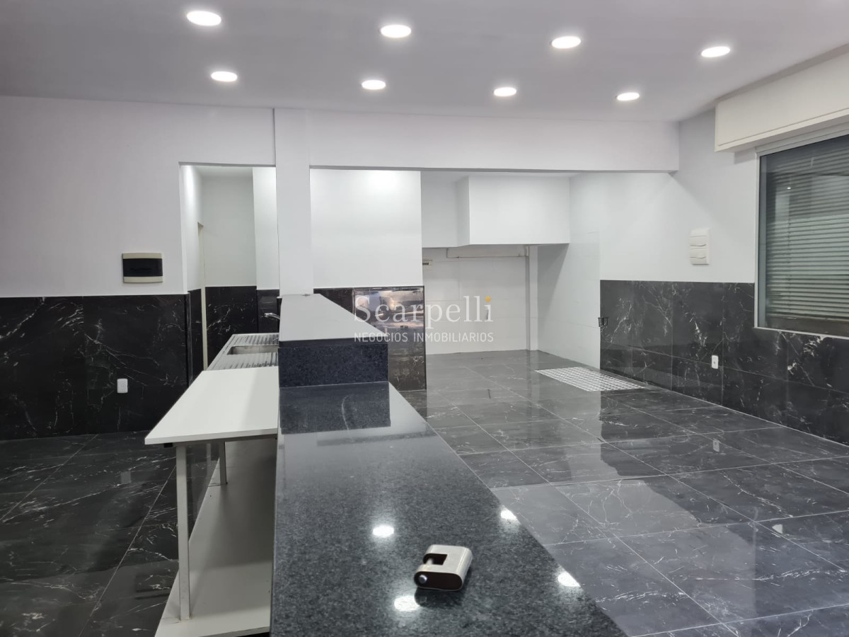 Local Comercial ID.36913 - Local esquina totalmente reciclado como a estrenar muy próximo a Canal 12 Y Radio Sarandí
