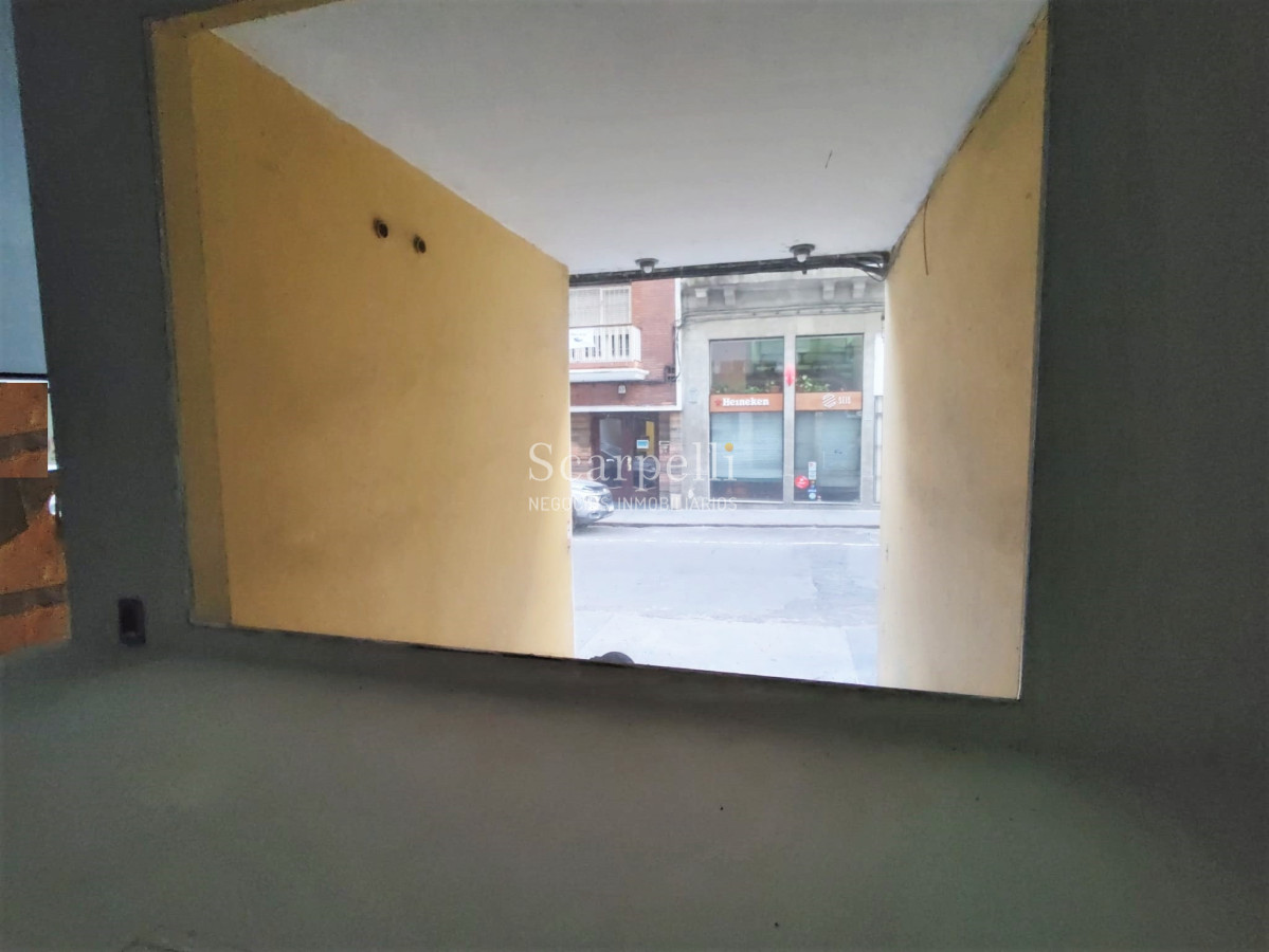Local Comercial ID.37796 - CIUDAD VIEJA ALQUILER LOCAL COMERCIAL AL FRENTE DE BUENA CATEGORÍA ADMITE MÚLTIPLES DESTINOS  IDEAL CHOCOLATERÍA