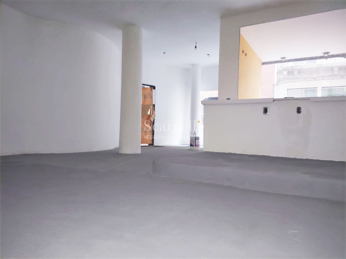 Local Comercial ID.37796 - CIUDAD VIEJA ALQUILER LOCAL COMERCIAL AL FRENTE DE BUENA CATEGORÍA ADMITE MÚLTIPLES DESTINOS  IDEAL CHOCOLATERÍA