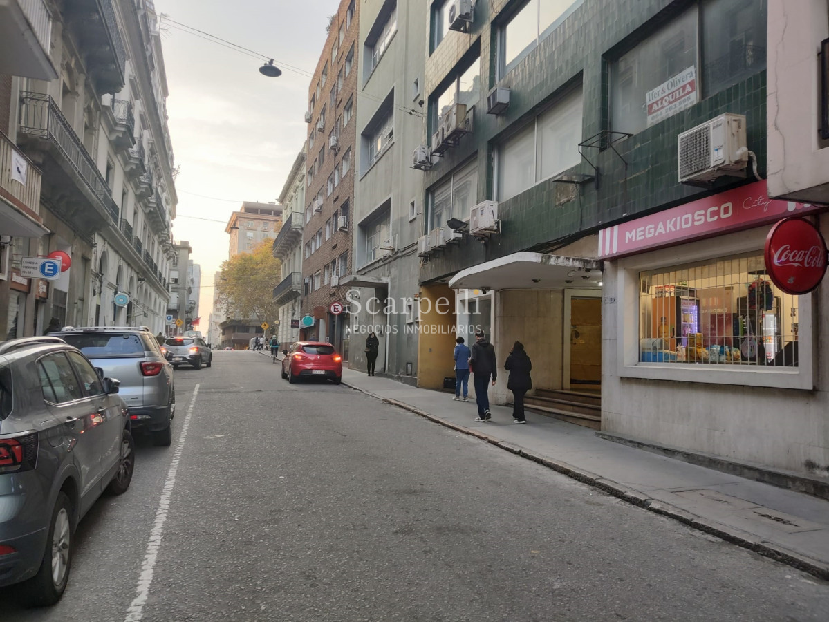 Local Comercial ID.37796 - CIUDAD VIEJA ALQUILER LOCAL COMERCIAL AL FRENTE DE BUENA CATEGORÍA ADMITE MÚLTIPLES DESTINOS  IDEAL CHOCOLATERÍA
