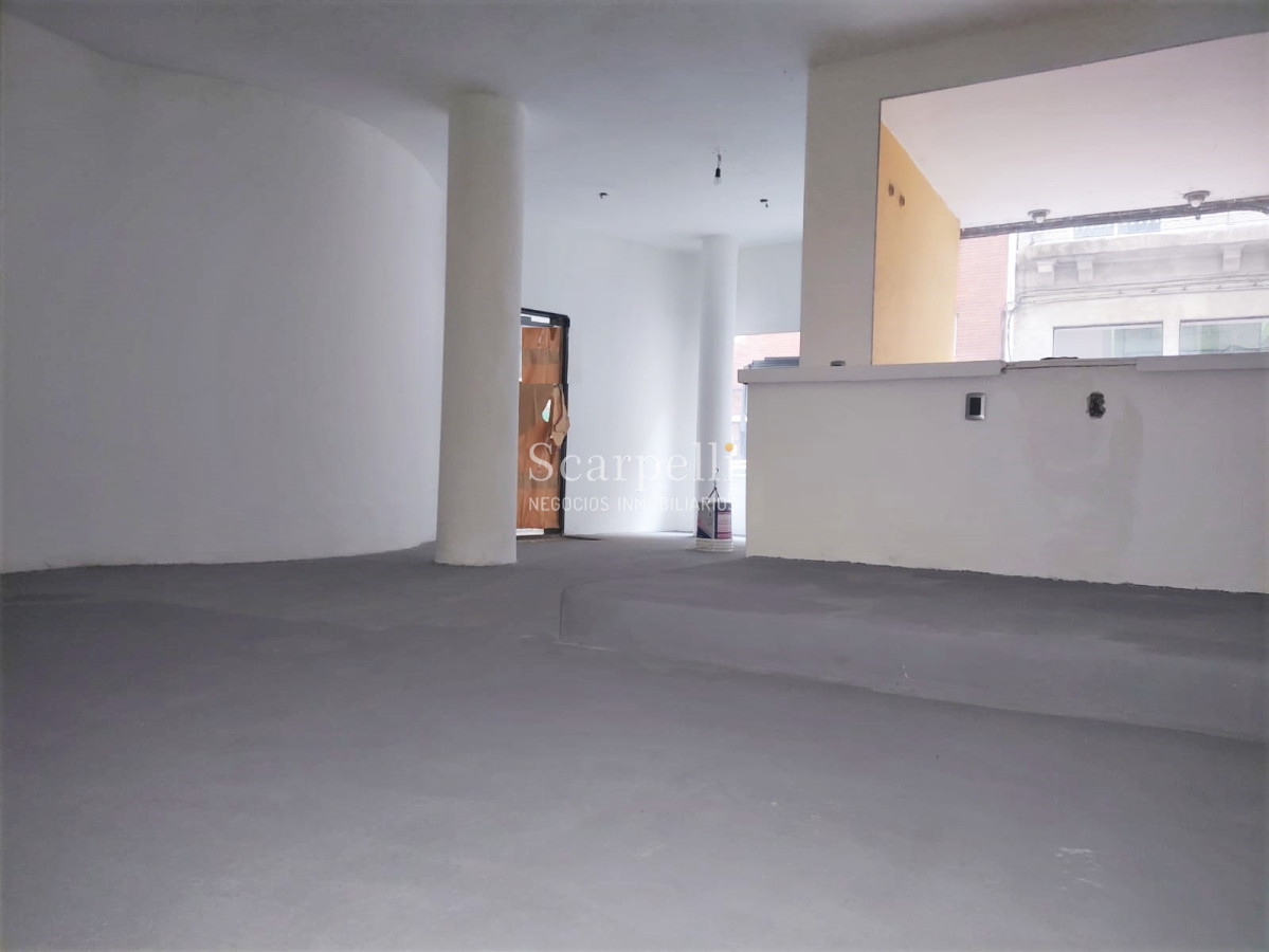 Local Comercial ID.37796 - CIUDAD VIEJA ALQUILER LOCAL COMERCIAL AL FRENTE DE BUENA CATEGORÍA ADMITE MÚLTIPLES DESTINOS  IDEAL CHOCOLATERÍA