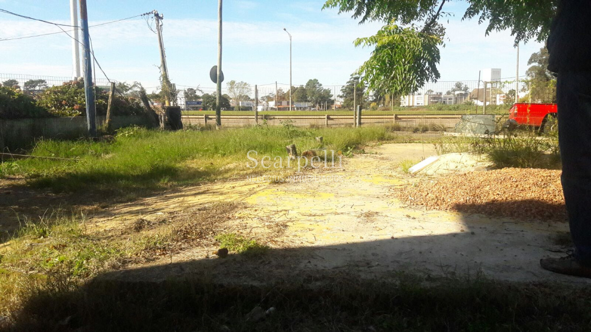 Local Comercial ID.5998 - Estupenda esquina Comercial con importante flujo de Automóviles en el mayor estacionamiento en Centro Comercial