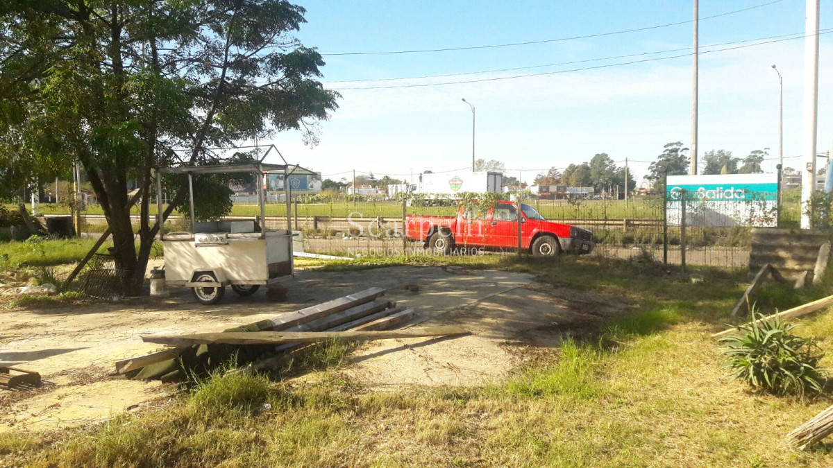 Local Comercial ID.5998 - Estupenda esquina Comercial con importante flujo de Automóviles en el mayor estacionamiento en Centro Comercial