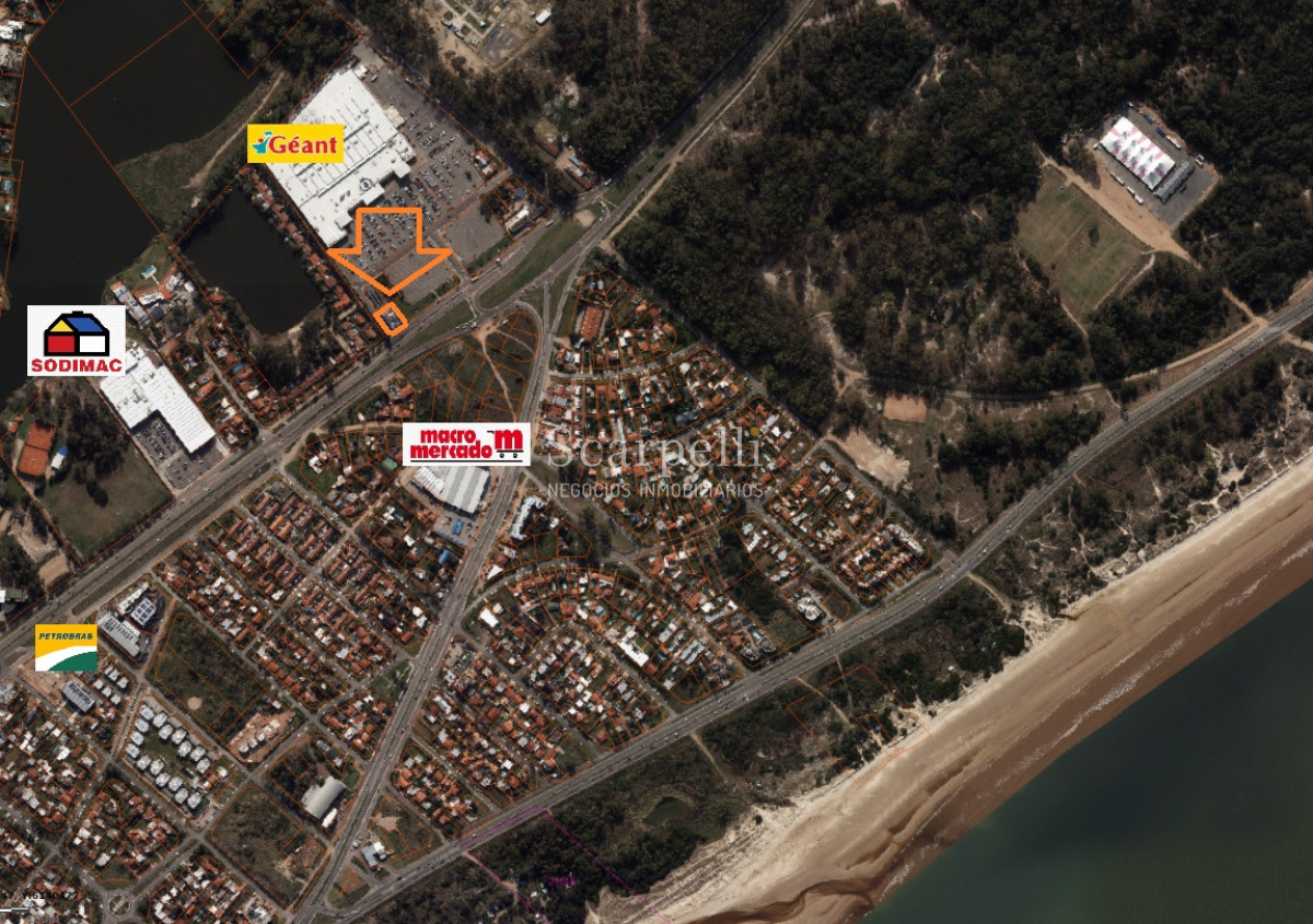 Local Comercial ID.5998 - Estupenda esquina Comercial con importante flujo de Automóviles en el mayor estacionamiento en Centro Comercial