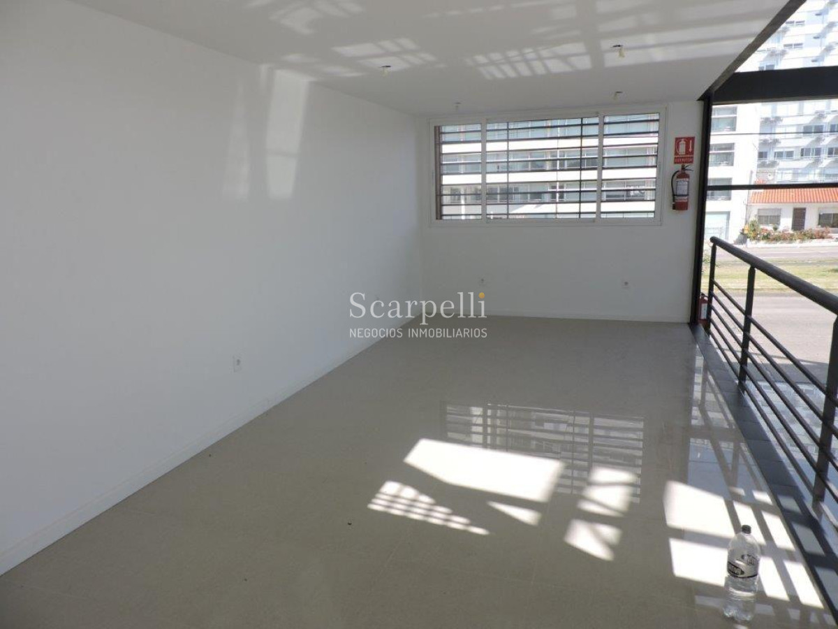 Local Comercial ID.9889 - Importante Local Comercial en esquina sobre Av. Italia a Estrenar y con imponente exposición Visual