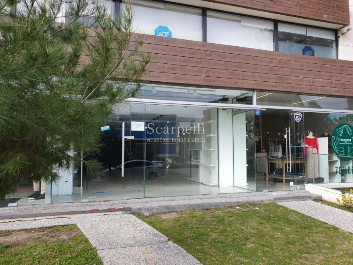 Local Comercial ID.50355 - Alquiler Local nuevo Sobre Av. Arocena 120m2 a mts. La Pasiva y Tienda Inglesa