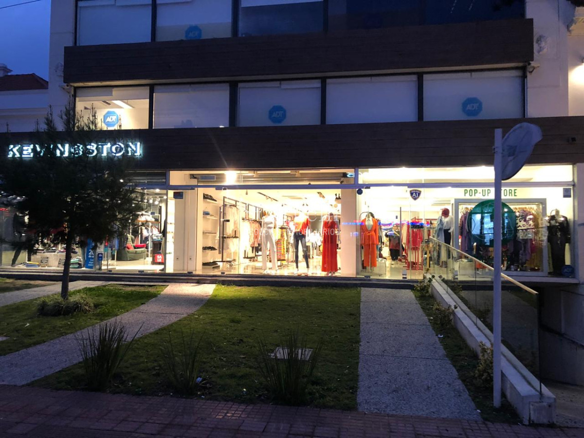 Local Comercial ID.50355 - Alquiler Local nuevo Sobre Av. Arocena 120m2 a mts. La Pasiva y Tienda Inglesa