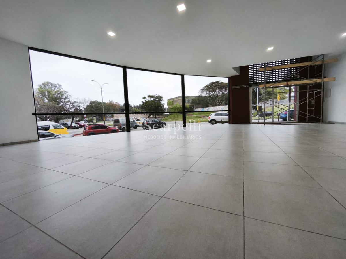 Local Comercial ID.50626 - Imponente Local Comercial en Gran Esquina A Estrenar Inmejorable