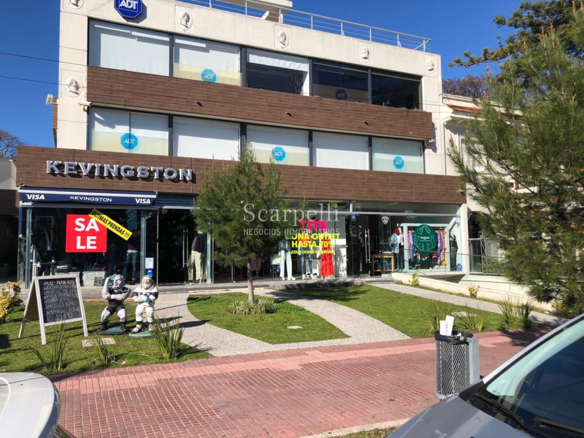 Local Comercial ID.50355 - Alquiler Local nuevo Sobre Av. Arocena 120m2 a mts. La Pasiva y Tienda Inglesa