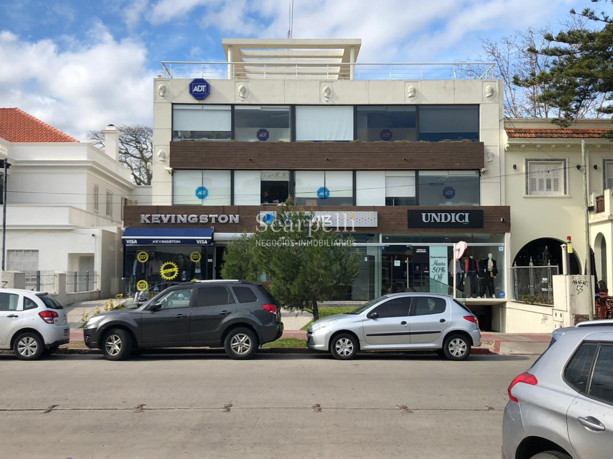Local Comercial ID.50355 - Alquiler Local nuevo Sobre Av. Arocena 120m2 a mts. La Pasiva y Tienda Inglesa