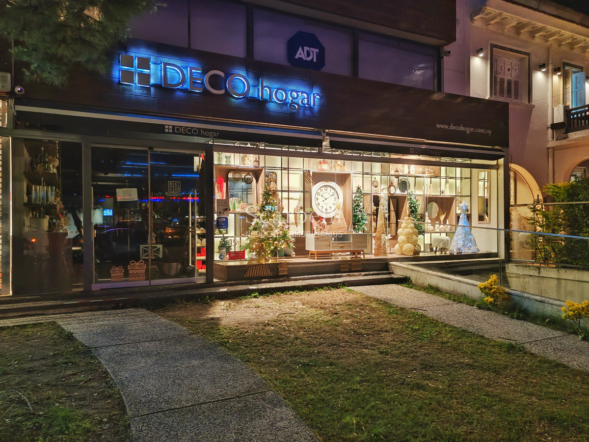 Local Comercial ID.50355 - Alquiler Local nuevo Sobre Av. Arocena 120m2 a mts. La Pasiva y Tienda Inglesa
