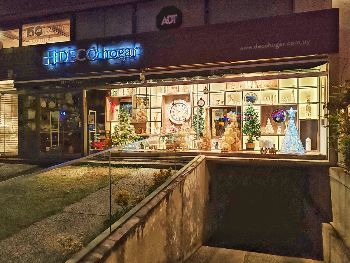 Local Comercial ID.50355 - Alquiler Local nuevo Sobre Av. Arocena 120m2 a mts. La Pasiva y Tienda Inglesa