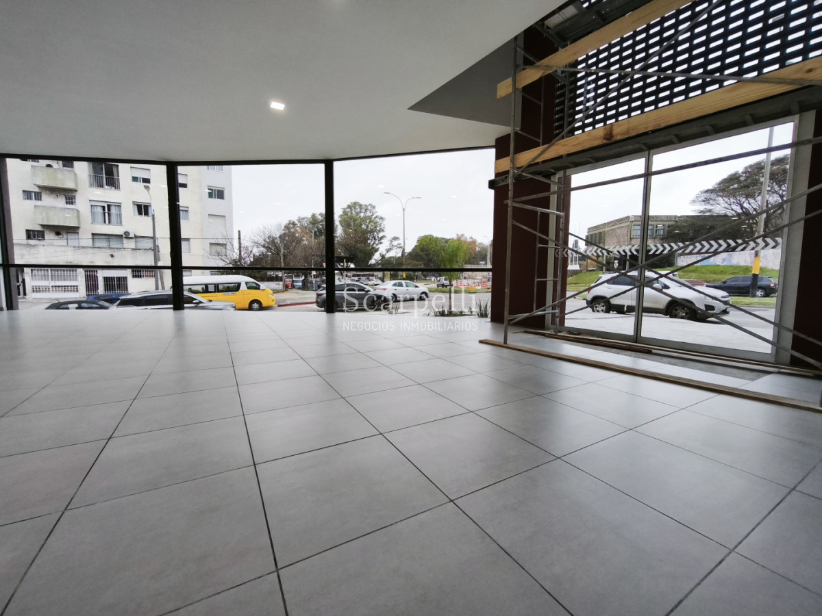 Local Comercial ID.50626 - Imponente Local Comercial en Gran Esquina A Estrenar Inmejorable