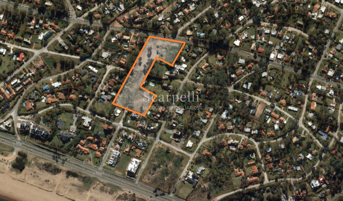 Terreno ID.12860 - Parada 34 Playa Mansa con frente a Cno. a la Laguna 12.800 m2 con salida a 3 calles y a 100 mts. de la Rambla.-
