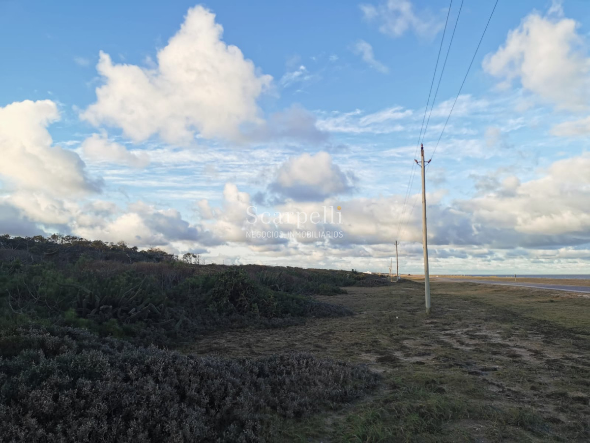 Terreno ID.36390 - Toda una manzana de más de 9000 m2 en Costa Bonita Rocha entre el Océano Atlántico y Laguna Garzón.-