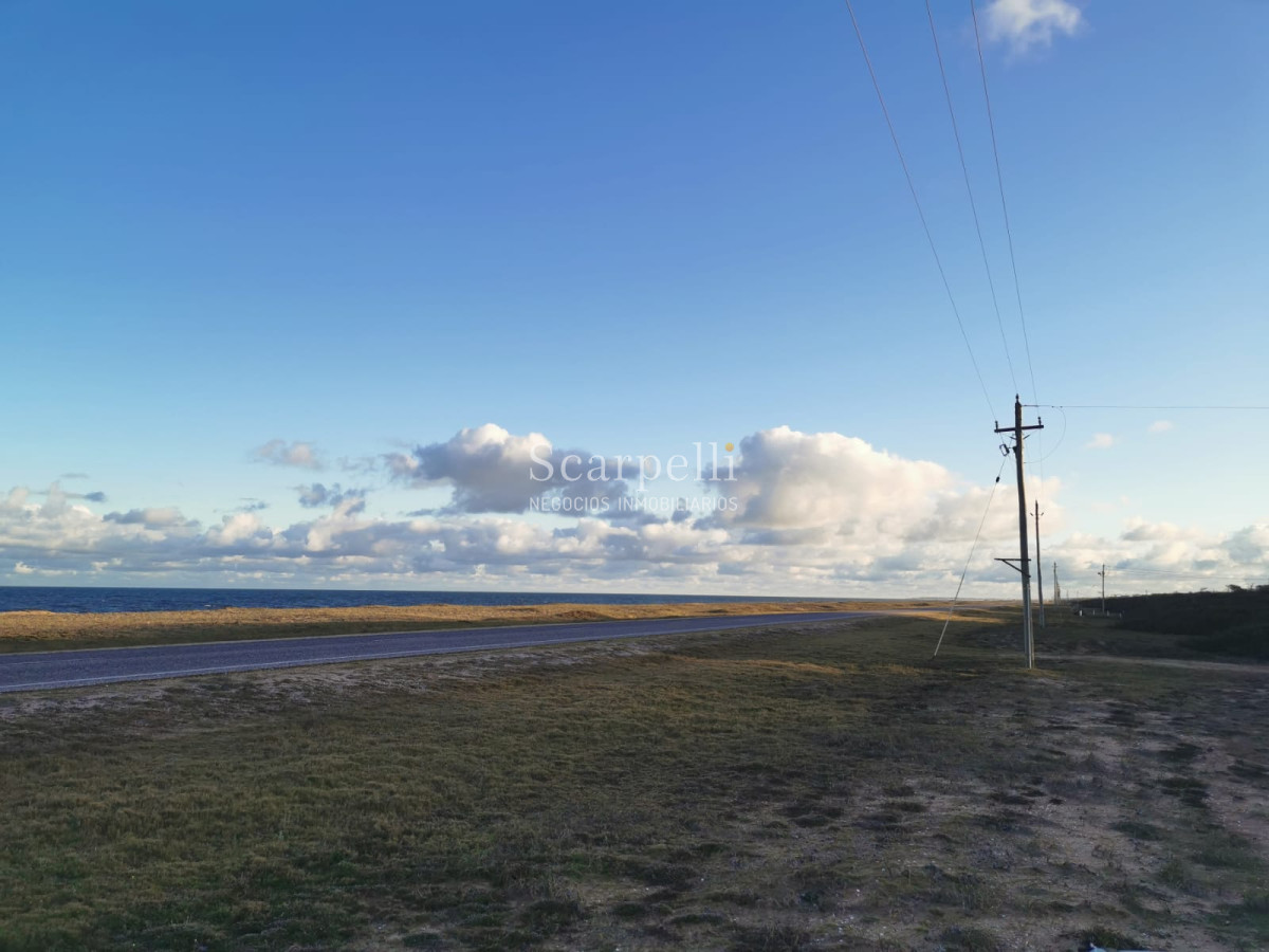 Terreno ID.36390 - Toda una manzana de más de 9000 m2 en Costa Bonita Rocha entre el Océano Atlántico y Laguna Garzón.-