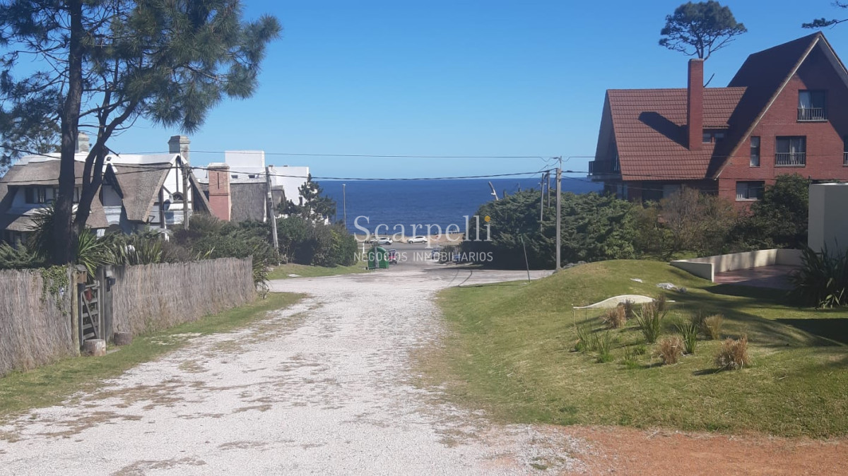 Terreno ID.12860 - Parada 34 Playa Mansa con frente a Cno. a la Laguna 12.800 m2 con salida a 3 calles y a 100 mts. de la Rambla.-