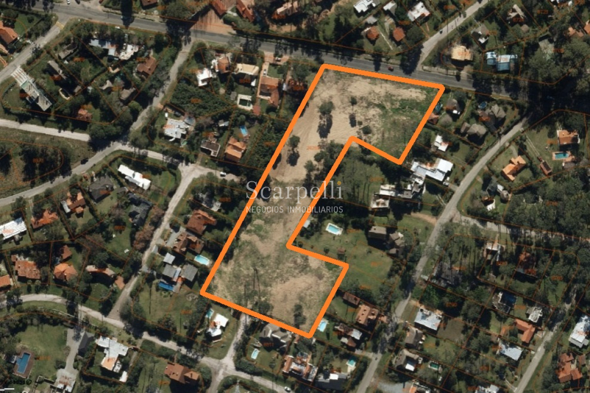 Terreno ID.12860 - Parada 34 Playa Mansa con frente a Cno. a la Laguna 12.800 m2 con salida a 3 calles y a 100 mts. de la Rambla.-