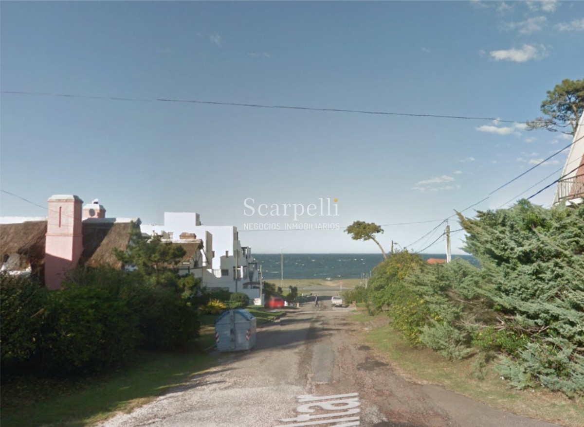 Terreno ID.12860 - Parada 34 Playa Mansa con frente a Cno. a la Laguna 12.800 m2 con salida a 3 calles y a 100 mts. de la Rambla.-