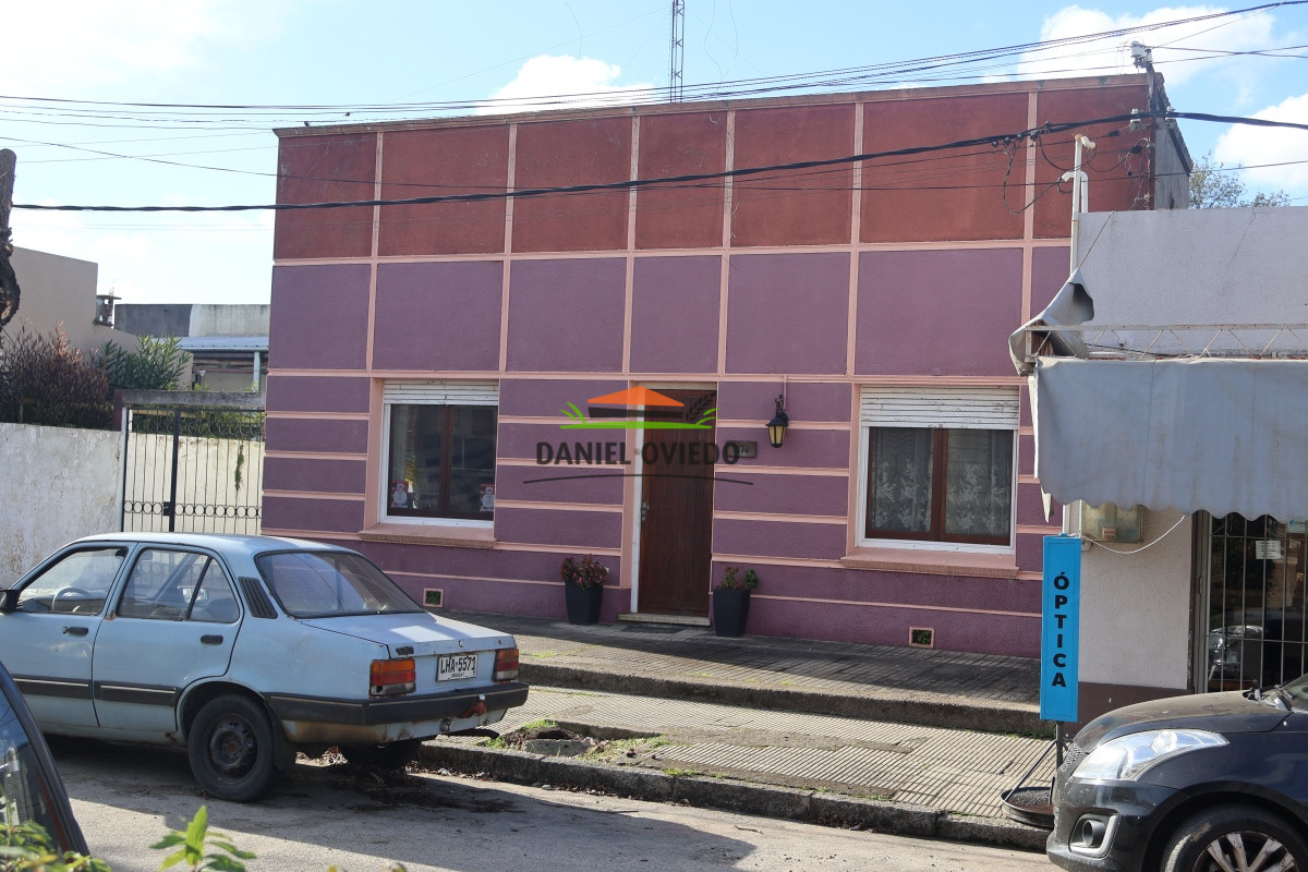 Casa ID.130 - Casa en venta con aptitud comercial en el centro de Nueva Helvecia.