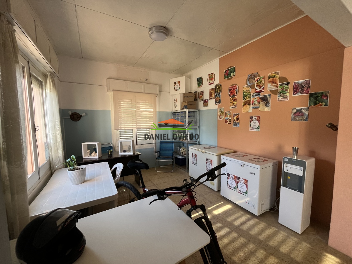 Casa ID.130 - Casa en venta con aptitud comercial en el centro de Nueva Helvecia.