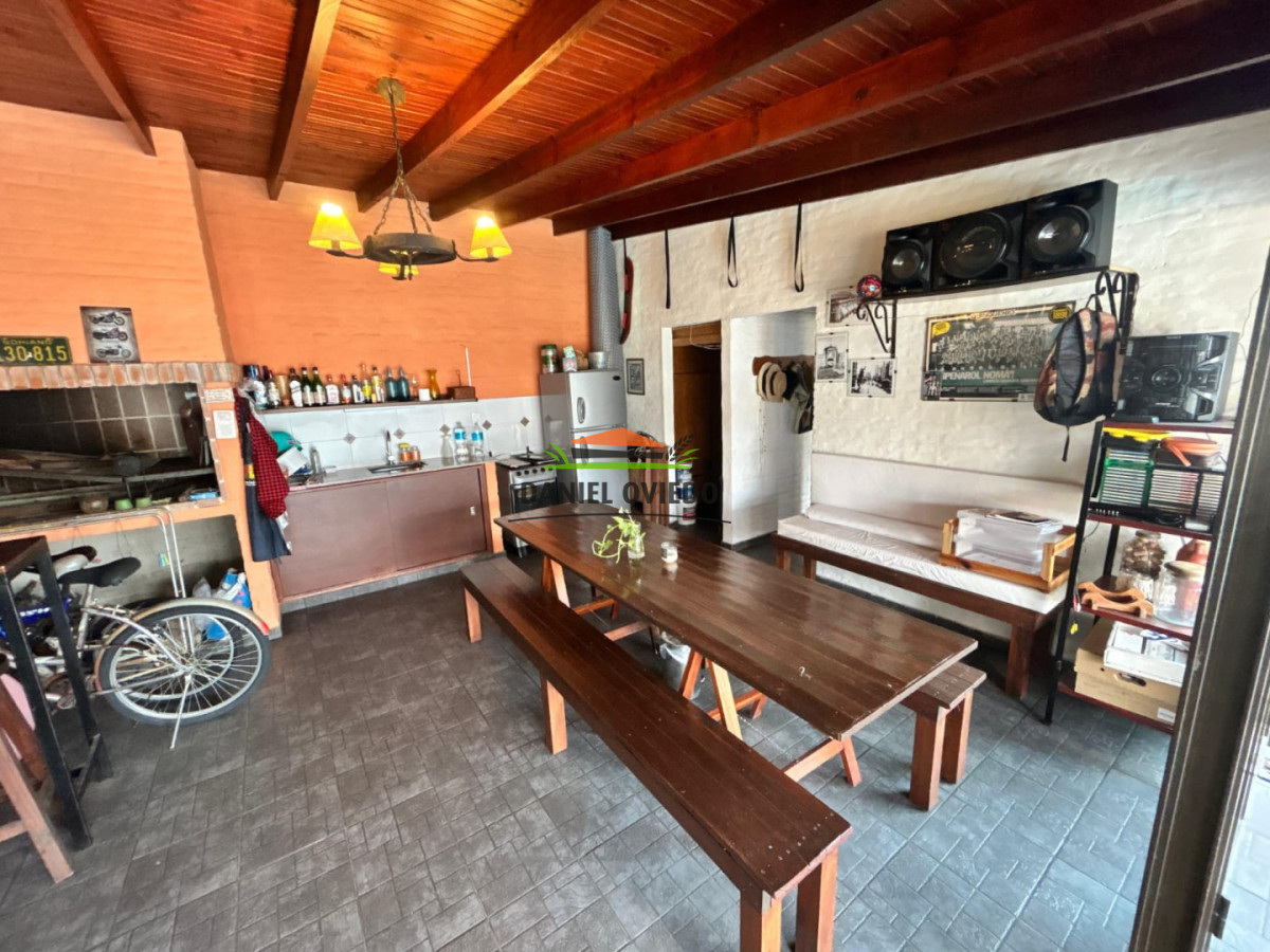 Casa ID.388/Casa-en-venta-a-metros-de-19-de-Abril-de-4-dormitorios-con-piscina-y-barbacoa - Casa en venta a metros de 19 de Abril de 4 dormitorios con piscina y barbacoa
