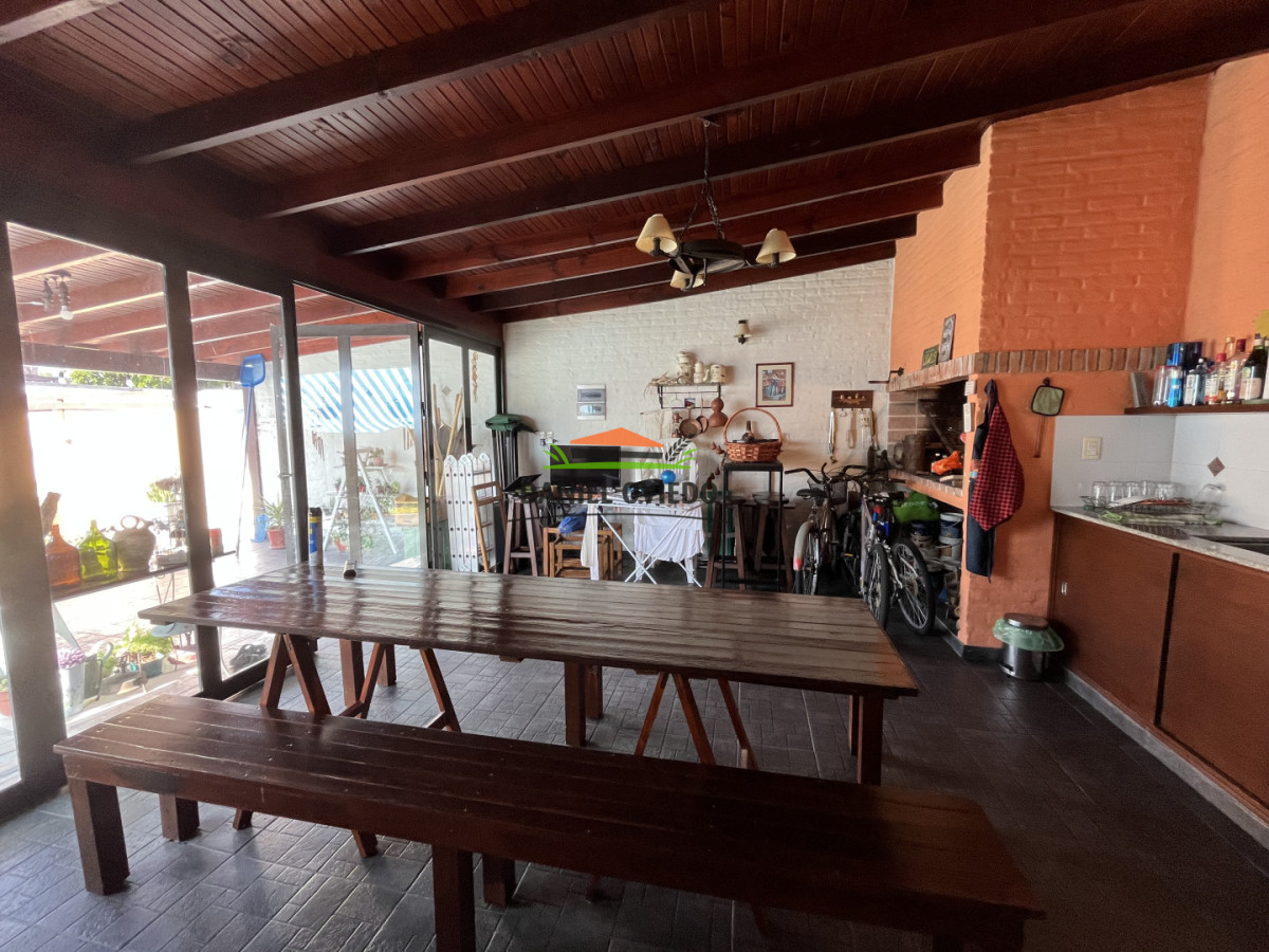 Casa ID.388/Casa-en-venta-a-metros-de-19-de-Abril-de-4-dormitorios-con-piscina-y-barbacoa - Casa en venta a metros de 19 de Abril de 4 dormitorios con piscina y barbacoa