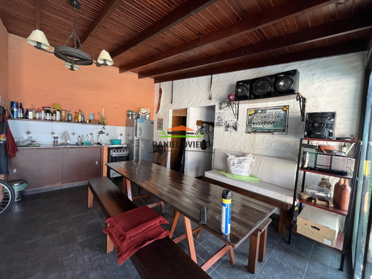 Casa ID.388/Casa-en-venta-a-metros-de-19-de-Abril-de-4-dormitorios-con-piscina-y-barbacoa - Casa en venta a metros de 19 de Abril de 4 dormitorios con piscina y barbacoa