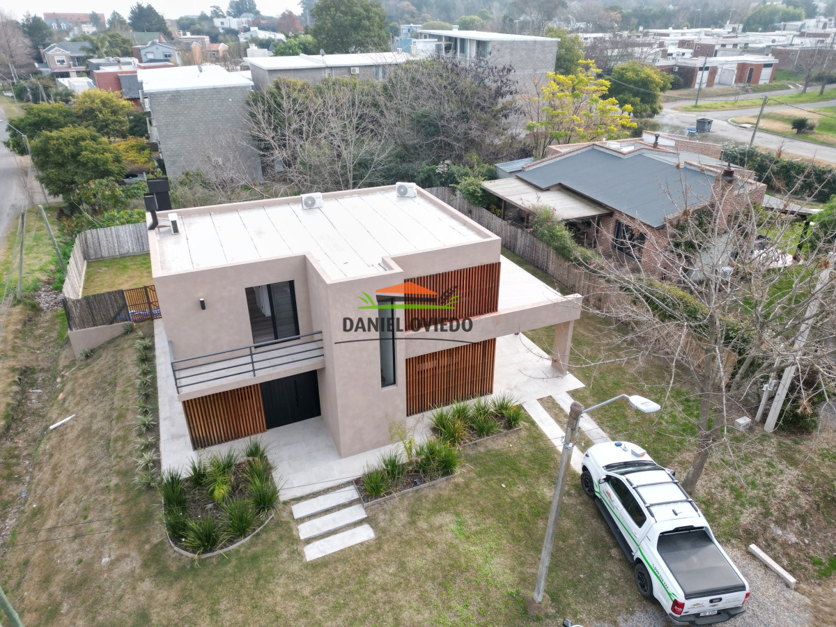 Casa ID.2/Excelente-casa-de-2-plantas-en-venta-en-zona-Balnearia-de-Colonia. - Excelente casa de 2 plantas en venta en zona Balnearia de Colonia.