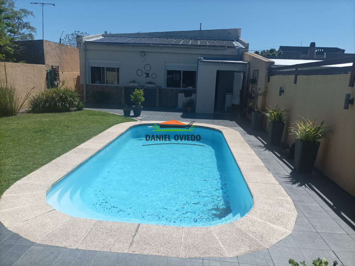 Casa ID.388/Casa-en-venta-a-metros-de-19-de-Abril-de-4-dormitorios-con-piscina-y-barbacoa - Casa en venta a metros de 19 de Abril de 4 dormitorios con piscina y barbacoa