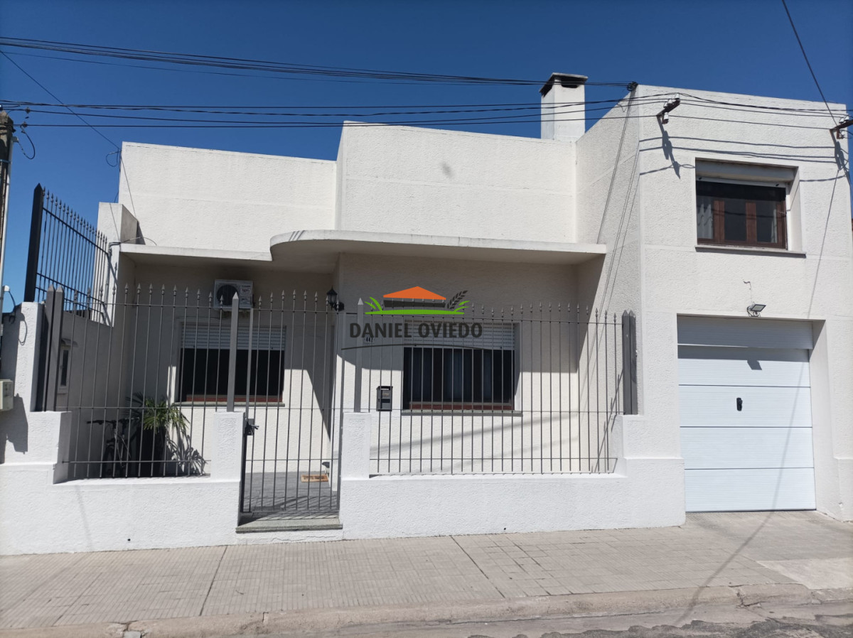 Casa ID.388/Casa-en-venta-a-metros-de-19-de-Abril-de-4-dormitorios-con-piscina-y-barbacoa - Casa en venta a metros de 19 de Abril de 4 dormitorios con piscina y barbacoa