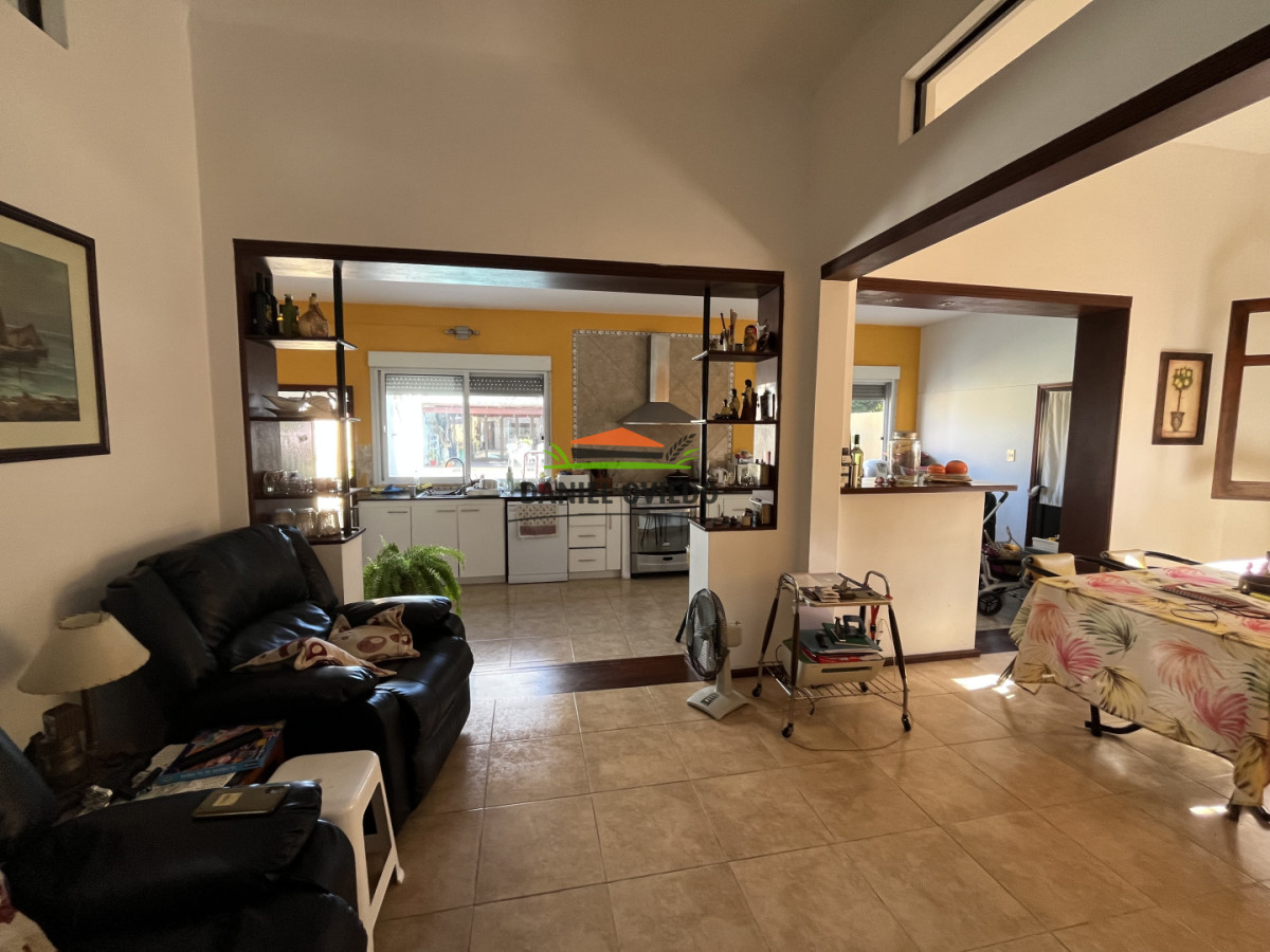 Casa ID.388/Casa-en-venta-a-metros-de-19-de-Abril-de-4-dormitorios-con-piscina-y-barbacoa - Casa en venta a metros de 19 de Abril de 4 dormitorios con piscina y barbacoa