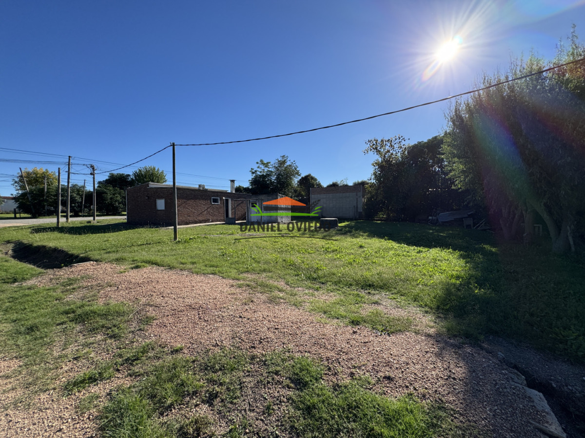 Casa ID.374/Casa-en-esquina-con-amplio-terreno-en-Nueva-Helvecia---Ideal-para-invertir - Casa en esquina con amplio terreno en Nueva Helvecia - Ideal para invertir