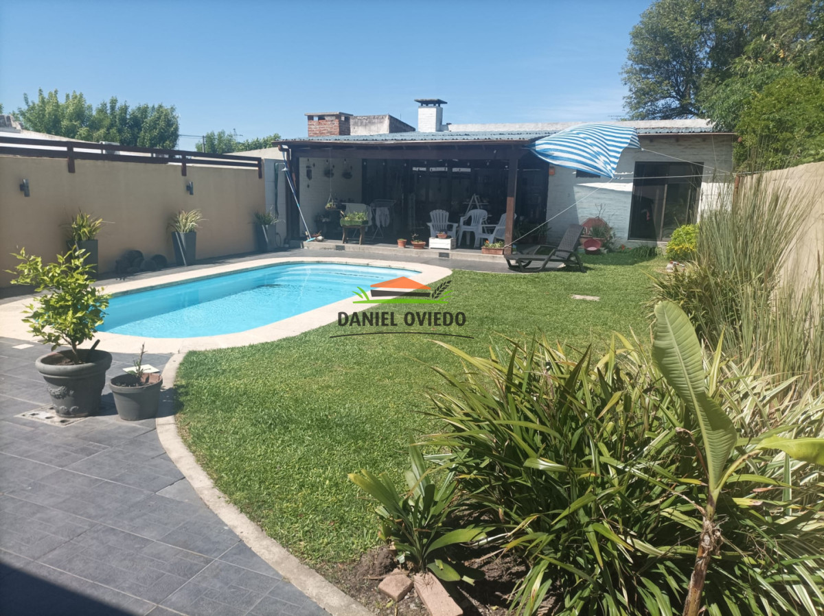 Casa ID.388/Casa-en-venta-a-metros-de-19-de-Abril-de-4-dormitorios-con-piscina-y-barbacoa - Casa en venta a metros de 19 de Abril de 4 dormitorios con piscina y barbacoa