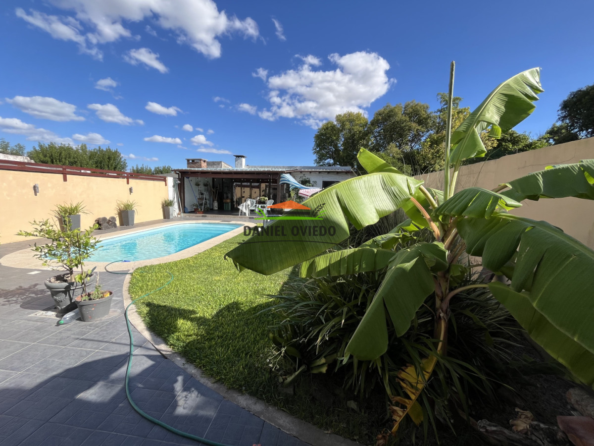 Casa ID.388/Casa-en-venta-a-metros-de-19-de-Abril-de-4-dormitorios-con-piscina-y-barbacoa - Casa en venta a metros de 19 de Abril de 4 dormitorios con piscina y barbacoa