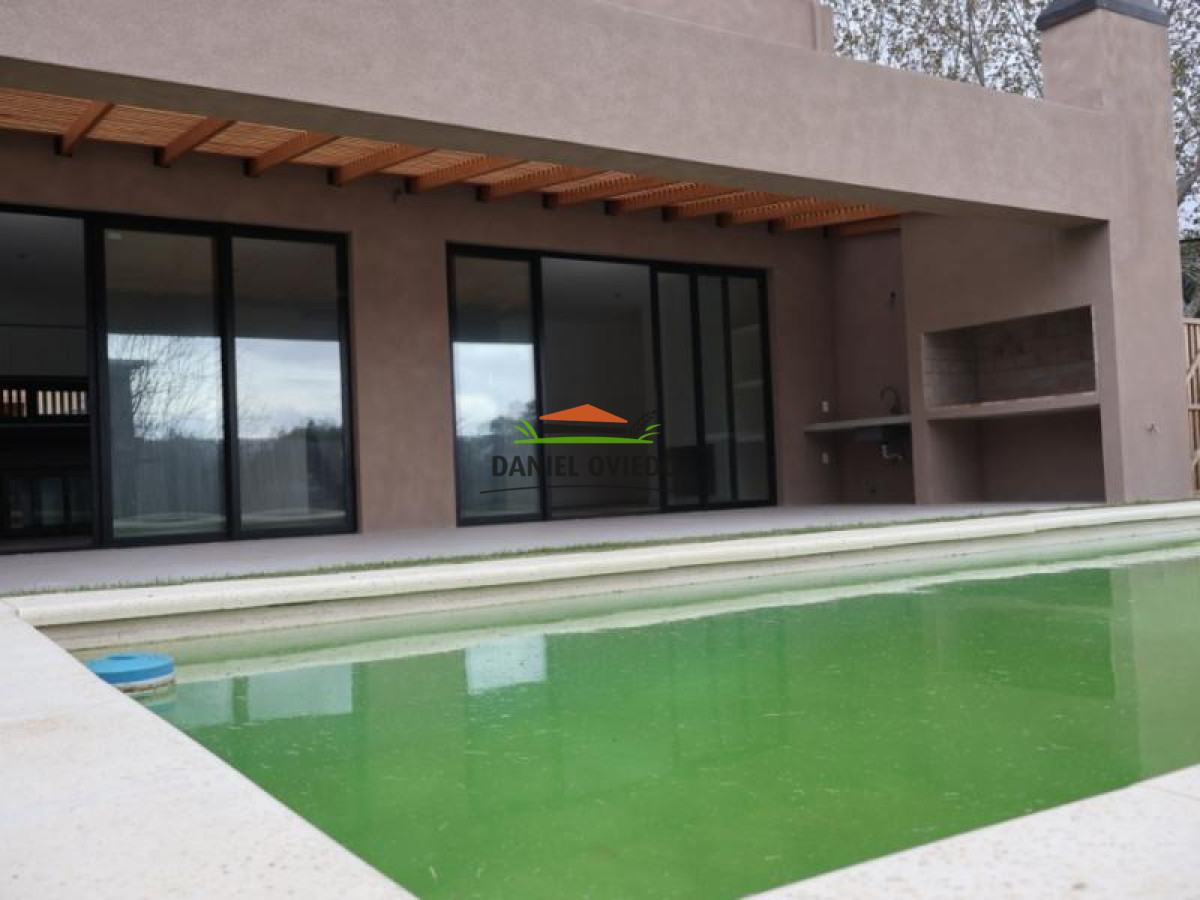 Casa ID.2/Excelente-casa-de-2-plantas-en-venta-en-zona-Balnearia-de-Colonia. - Excelente casa de 2 plantas en venta en zona Balnearia de Colonia.