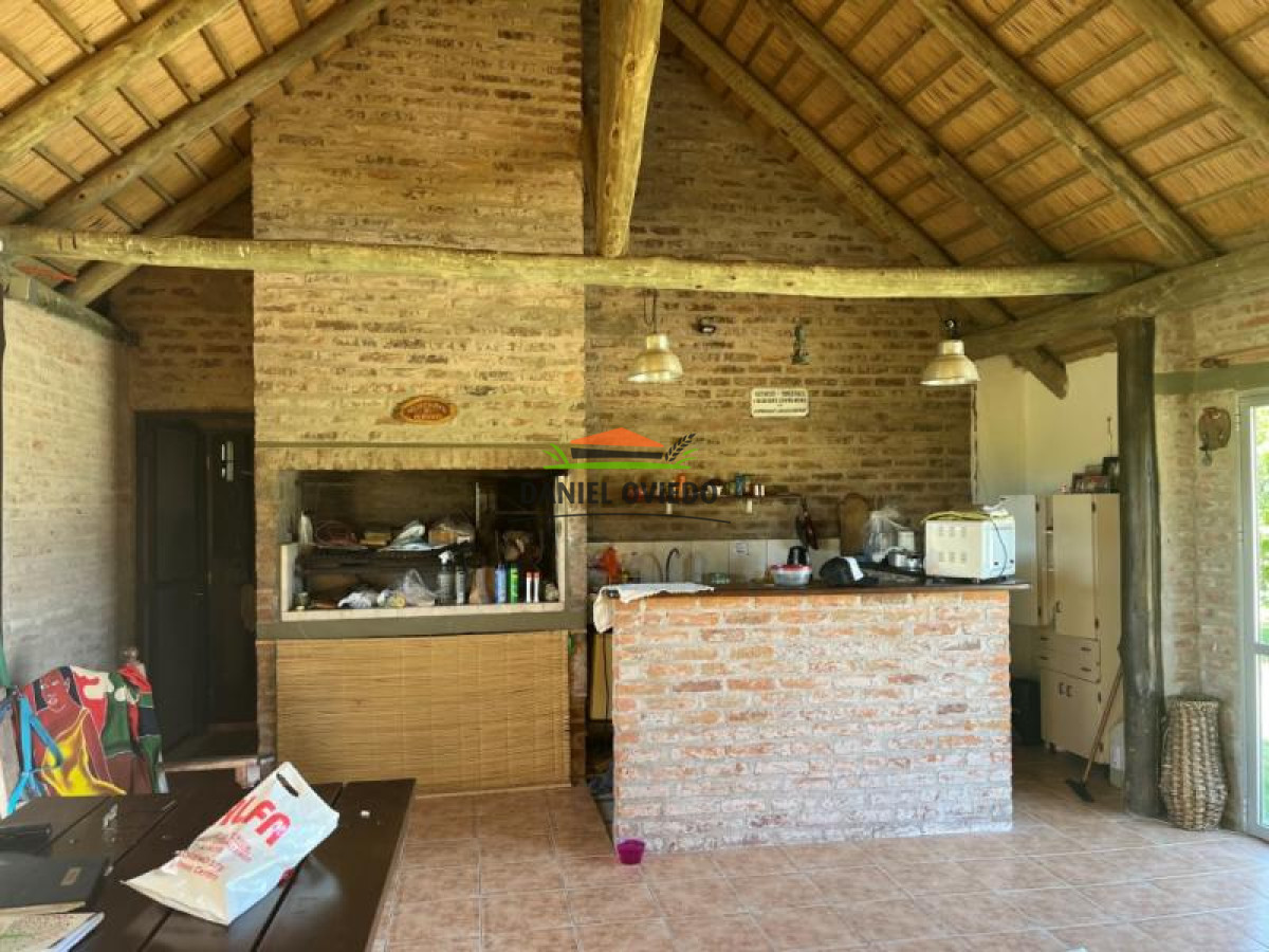Casa ID.46 - Casa con techo de quincho y piscina en venta en calle Oroná.
