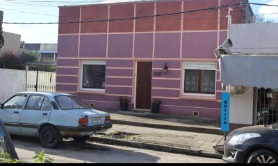 Casa en venta con aptitud comercial en el centro de Nueva Helvecia.