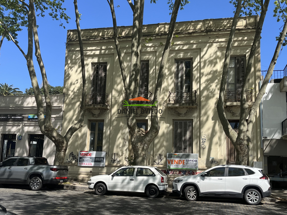 Local Comercial ID.37 - Local comercial Barrio Histórico en venta en Av. Gral Flores a reciclar.