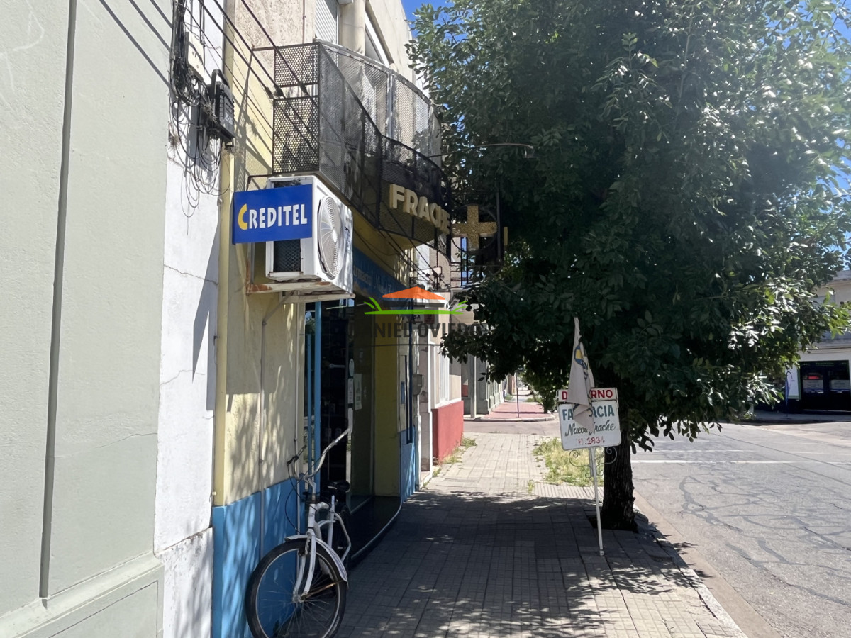 Local Comercial ID.389 - Venta llave de farmacia con renombre en ubicación estratégica calle 19 de Abril.