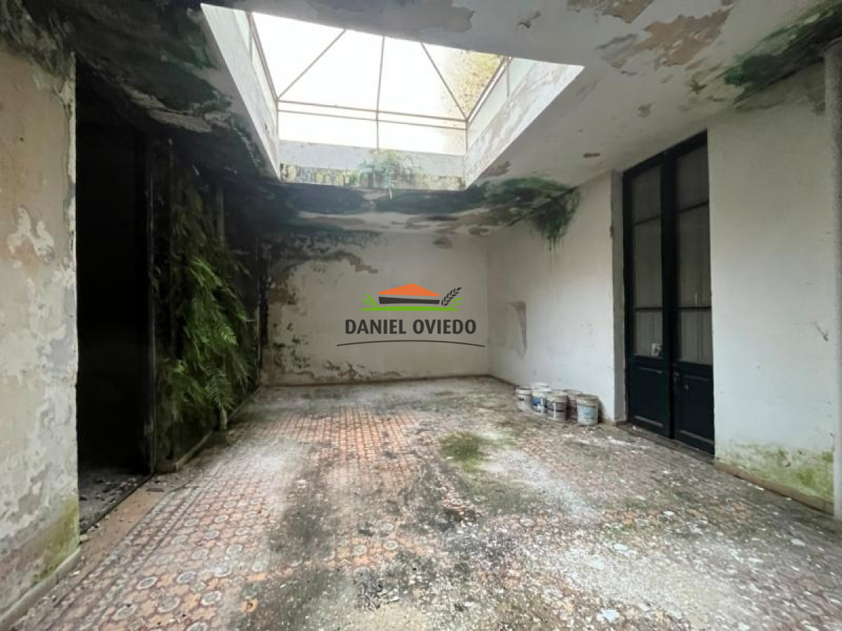 Local Comercial ID.37 - Local comercial Barrio Histórico en venta en Av. Gral Flores a reciclar.