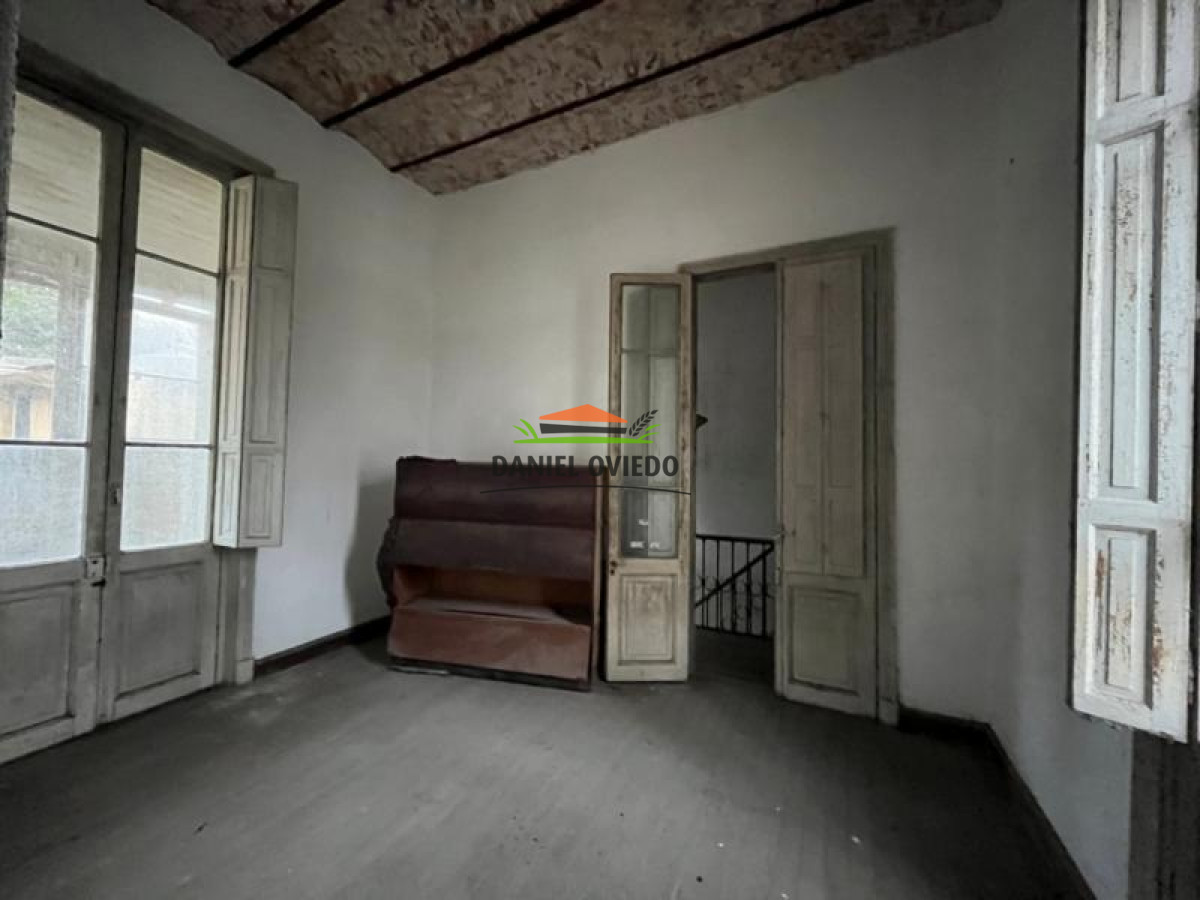 Local Comercial ID.37 - Local comercial Barrio Histórico en venta en Av. Gral Flores a reciclar.