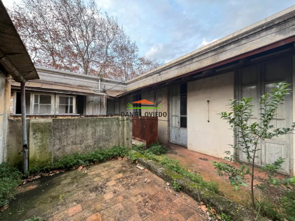 Local Comercial ID.37 - Local comercial Barrio Histórico en venta en Av. Gral Flores a reciclar.
