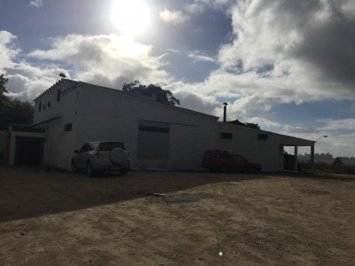 Planta industrial con importante casa de época en venta en Nueva Helvecia.