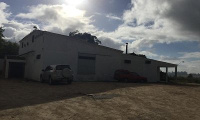 Planta industrial con importante casa de época en venta en Nueva Helvecia.
