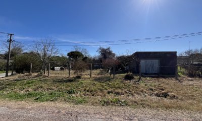 Excelente terreno en esquina en venta con mejoras en Carmelo.