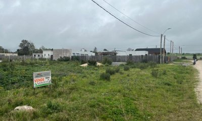 Excelente terreno en venta en esquina en barrio de constante desarrollo Juan Lacaze.