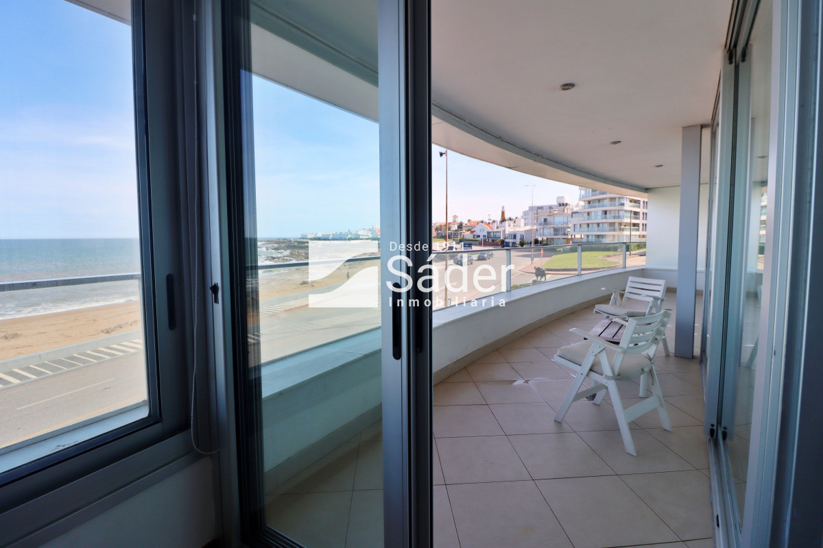 Apartamento ID.4300 - Apto. en alquiler de 3 dormitorios. Frente al mar